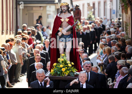 Mitglieder der verschiedenen Zünfte tragen Lifesize Figuren von Jesus für die Karfreitagsprozession in Lohr am Main, Deutschland, 22. April 2011. Die Prozession findet eines von nur drei vollständig sein Bild Prozessionen zu Ostern in Deutschland erhalten. Die Prozession beginnt mit einem Bild von dem das letzte Abendmahl und endet mit einem Bild der Grablegung Christi. Foto: Daniel Karmann Stockfoto