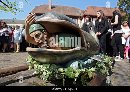 Christen besuchen die Karfreitags-Prozession mit einer Figur des Jona und der Wal in Lohr am Main, Deutschland, 22. April 2011. Die Prozession findet eines von nur drei vollständig sein Bild Prozessionen zu Ostern in Deutschland erhalten. Die Prozession beginnt mit einem Bild von das letzte Abendessen und endet mit einem Bild der Grablegung Christi. Foto: Daniel Karmann Stockfoto