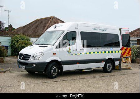 Patiententransport West Sussex Bereich Krankenwagen warten darauf, ein Patient ins Krankenhaus zu bringen Stockfoto