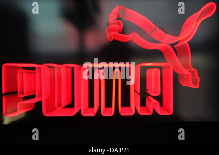 Eine beleuchtete Werbung mit dem Logo des Sportartikelherstellers Puma drauf ist vor Beginn der Hauptversammlung in Herzogenaurach, Deutschland, 14. April 2011 gesehen. Die Hauptversammlung entscheidet über die Umwandlung des Unternehmens in eine Europäische Aktiengesellschaft (SE). Foto: David Ebener Stockfoto