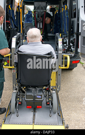 Patiententransport West Sussex Bereich Krankenwagen unter einem männlichen Patienten im Rollstuhl in ein Krankenhaus Stockfoto