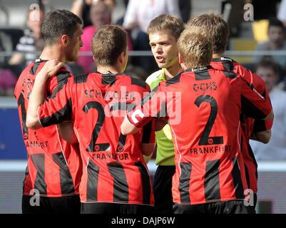 Frankfurts Spieler Martin Fenin, Pirmin Schwegler und Patrick Ochs (L-R) argumentieren mit Schiedsrichter Jochen Drees während der Bundesliga Spiel zwischen Eintracht Frankfurt und Bayern München in Commerzbank-Arena in Frankfurt Am Main, Deutschland, 23. April 2011. Foto: Roland Holschneider (Achtung: EMBARGO Bedingungen! Die DFL ermöglicht die weitere Nutzung der Bilder in IPTV, Mobile se. Stockfoto