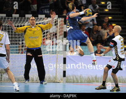 Hamburgs Pascal Hens (M) Noten während der Handball Champions League Viertelfinale match zwischen HSV Hamburg und Chehovski Medvedi in der o2 World in Hamburg, Germany, 23. April 2011. Foto: Christian Charisius Stockfoto