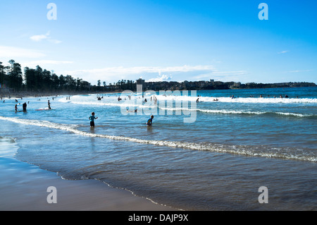 dh Manly Beach-SYDNEY-Australien-Schwimmer Badegästen und Surfern Strand Surf Wellen Stockfoto