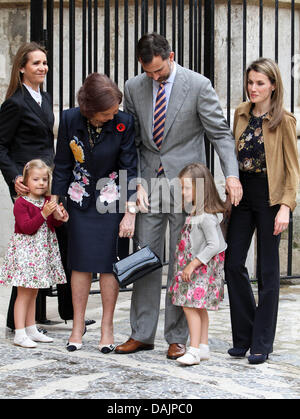 Prinzessin Elena, Princess Sofia, Königin Sofia, Kronprinz Felipe, Prinzessin Leonore, Kronprinzessin Letizia der spanischen Königsfamilie (L-R) besuchen die Ostermesse anlässlich Ostern Sonntag in Palma De Mallorca-Kathedrale in Palma De Mallorca, Spanien, 24. April 2011. Foto: Albert Nieboer Niederlande Stockfoto