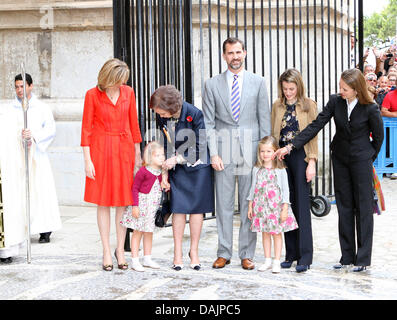 Prinzessin Christina, Prinzessin Sofia, Königin Sofia, Kronprinz Felipe, Prinzessin Leonore, Kronprinzessin Letizia, Prinzessin Elena von der spanischen Königsfamilie (L-R) besuchen die Ostermesse anlässlich Ostern Sonntag in Palma De Mallorca-Kathedrale in Palma De Mallorca, Spanien, 24. April 2011. Foto: Albert Nieboer Niederlande Stockfoto