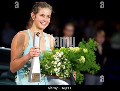 Deutscher Spieler Julia Goerges sitzt auf der Motorhaube ihres neuen Porsche nach ihrem Sieg über dänische Spieler Caroline Wozniacki in WTA Turnier Einzel Finale in der Porsche-Arena in Stuttgart, Deutschland, 24. April 2011. Goerges gewann gegen die Nummer eins der Welt, 7:6 und 6:3. Foto: Uwe Anspach Stockfoto