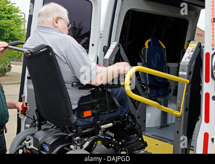 Patiententransport West Sussex Bereich Krankenwagen unter einem männlichen Patienten im Rollstuhl in ein Krankenhaus Stockfoto