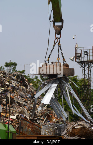 magnetische Grab auf Kran Heben Metall bei Schrottplatz uk Stockfoto