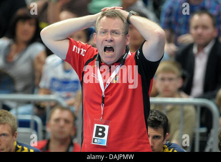 Löwen-Trainer Gudmundur Gudmundsson Gesten während einer Handball Champions League Spiel der Rhein-Neckar-Löwen gegen Montpellier HB in Mannheim, Deutschland, 24. April 2011. Die Löwen verloren von 27-29. Foto: Ronald Wittek Stockfoto