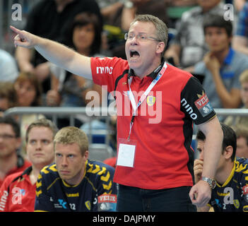 Löwen-Trainer Gudmundur Gudmundsson Gesten während einer Handball Champions League Spiel der Rhein-Neckar-Löwen gegen Montpellier HB in Mannheim, Deutschland, 24. April 2011. Die Löwen verloren von 27-29. Foto: Ronald Wittek Stockfoto