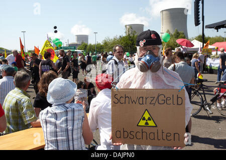 Anti-Atom-Aktivisten, darunter viele deutsche, Bühne ein Protest vor dem Atomkraftwerk in der Nähe der deutschen Grenze in Cattenom in Frankreich 25. April 2011. 26. April 2011 markiert den 25. Jahrestag der Reaktorkatastrophe von Tschernobyl - ein Datum, das Anti-atomare-Protesten in ganz Deutschland und auch in Frankreich zu Funken. Foto: Thomas Frey Stockfoto