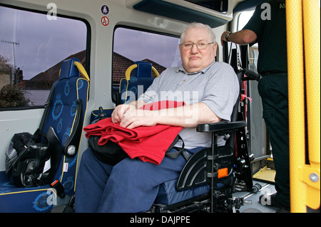 Patiententransport West Sussex Bereich Krankenwagen unter einem männlichen Patienten im Rollstuhl in ein Krankenhaus Stockfoto