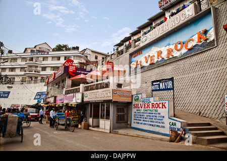 Gebäude am Straßenrand, Mall Road, Mussoorie, Uttarakhand, Indien Stockfoto