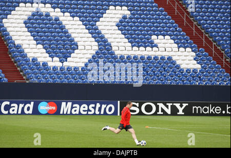 Wayne Rooney von Manchester United läuft während einer Trainingseinheit am Tag vor der UEFA Champions League Spiel Schalke 04 gegen Manchester United in Veltins-Arena in Gelsenkirchen, Deutschland, 25. April 2011. Foto: Friso Gentsch Stockfoto