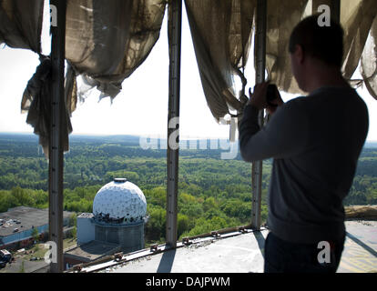 Ein Tourist bewundert die Aussicht von der ehemaligen monitoring-Station in Berlin, Deutschland, 24. April 2011. Seit Februar 2011 bieten die Sicherheitsfirma EMGE, die freiwillig die Teufelsberg Einrichtungen sichern Touren mehrmals pro Woche. Foto: Britta Pedersen Stockfoto