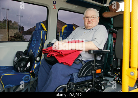 Patiententransport West Sussex Bereich Krankenwagen unter einem männlichen Patienten im Rollstuhl in ein Krankenhaus Stockfoto