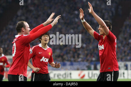 Manchesters Wayne Rooney (L) feiert mit Javier Hernandez nach der Wertung 0: 2 in der UEFA Champions League Halbfinale FC Schalke 04 Vs Manchester United in die Arena AufSchalke in Gelsenkirchen, Deutschland, 26. April 2011. Foto: Rolf Vennenbernd Dpa/lnw Stockfoto