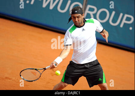 Marcos Baghdatis aus Zypern spielt eine Vorhand gegen bulgarische Spieler Grigor Dimitrov in ihrem ATP Turnier zweiten Vorrundenspiel in München, Deutschland, 27. April 2011. Foto: Andreas Gebert Stockfoto