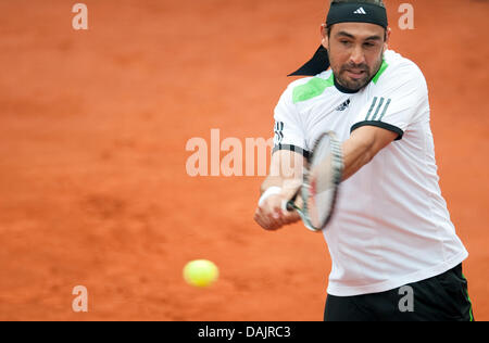 Marcos Baghdatis aus Zypern spielt eine Rückhand gegen bulgarische Spieler Grigor Dimitrov in ihrem ATP Turnier zweiten Vorrundenspiel in München, Deutschland, 27. April 2011. Foto: Andreas Gebert Stockfoto