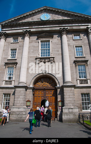 Menschen gehen durch West Vorderhaus, Trinity College Universität Bereich Dublin Irland Mitteleuropa Stockfoto