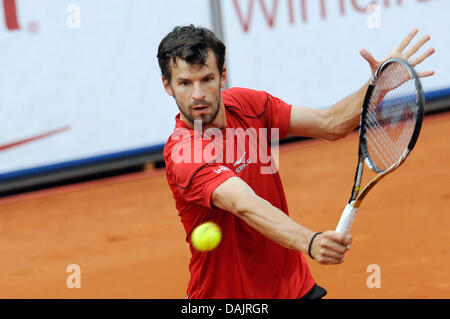 Deutscher Spieler Philipp Petzschner spielt eine Rückhand in die ATP Turnier zweiten Vorrundenspiel gegen Russlands Mikhail Youzhny in München, Deutschland, 27. April 2011. Foto: Andreas Gebert Stockfoto