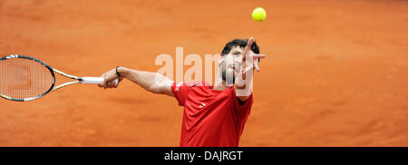 Deutscher Spieler Philipp Petzschner dient in der ATP Turnier zweiten Vorrundenspiel gegen Russlands Mikhail Youzhny in München, Deutschland, 27. April 2011. Foto: Andreas Gebert Stockfoto