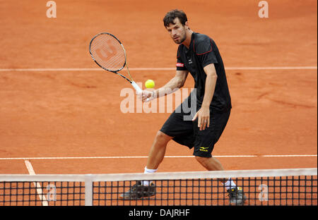 Deutscher Spieler Philipp Petzschner spielt eine Vorhand in die ATP Turnier zweiten Vorrundenspiel gegen Russlands Mikhail Youzhny in München, Deutschland, 27. April 2011. Petzschner gewann 7:6, 3:6, 6:2. Foto: Andreas Gebert Stockfoto