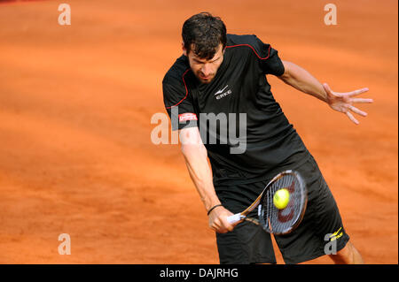 Deutscher Spieler Philipp Petzschner spielt eine Rückhand in die ATP Turnier zweiten Vorrundenspiel gegen Russlands Mikhail Youzhny in München, Deutschland, 27. April 2011. Petzschner gewann 7:6, 3:6, 6:2. Foto: Andreas Gebert Stockfoto