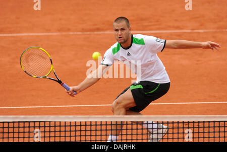 Russlands Mikhail Youzhny spielt eine Vorhand in die ATP Turnier zweiten Vorrundenspiel gegen die deutschen Spieler Philipp Petzschner in München, Deutschland, 27. April 2011. Petzschner gewann 7:6, 3:6, 6:2. Foto: Andreas Gebert Stockfoto