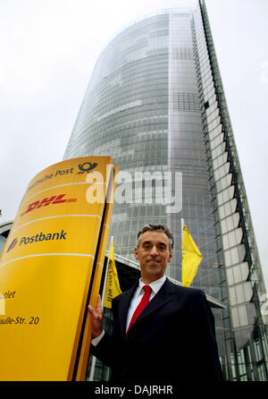 Deutsche Post und DHL Postchef Frank Appel steht vor der Deutschen Post-Hauptquartier, dem Post Tower in Bonn, Deutschland, 27. April 2011. Foto: Oliver Berg Stockfoto