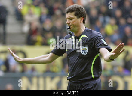 (Dpa Datei)-ein Datei-Bild datiert 12. Mai 2007 der Schiedsrichter Herbert Fandel während eines Bundesliga-Spiels in Dortmund, Deutschland. Der Kopf der Schiedsrichter im deutschen Fußball-Bund (DFB) lobte Schiedsrichter Wolfgang Stark nach seinem Champions-League-Halbfinale erste Bein Real Madrid vs. FC Barcelona. Fandel sagte die Deutsche Presseagentur (Dpa), dass er sehr erfreut und stolz auf Stark. P Stockfoto