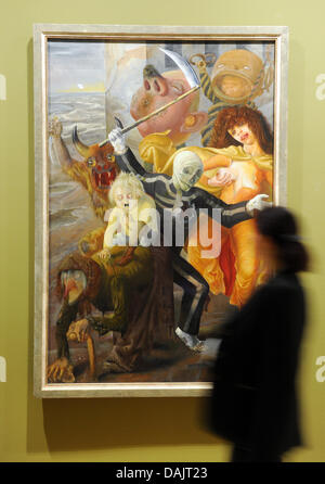 Ein Besucher schaut Otto Dix 1933 Gemälde "The Seven Deadly Sins" an die Staatliche Kunsthalle Karlsruhe, Deutschland, 28. April 2011. Das Gemälde ist Teil der "Unsere moderne"-Ausstellung, die vom 30. April bis 3. Oktober 2011 gezeigt wird. Mit Künstlern wie Claude Monet, Paul Cézanne, Otto Dix und Joan Miró zeigt die Staatliche Kunsthalle ihre moderne Stücke in einem neuen Umfeld. Mehr Stockfoto