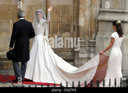 Die Braut Kate Middleton und ihr Vater Michael Middleton kommt in der Westminster Abbey für ihre Hochzeit mit Prinz William in London, Großbritannien, 29. April 2011. Rund 1.900 Gäste wurden zur königlichen Hochzeitszeremonie eingeladen. Foto: Boris Roessler dpa Stockfoto