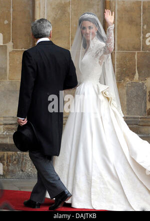 Die Braut Kate Middleton und ihr Vater Michael Middleton kommt in der Westminster Abbey für ihre Hochzeit mit Prinz William in London, Großbritannien, 29. April 2011. Rund 1.900 Gäste wurden zur königlichen Hochzeitszeremonie eingeladen. Foto: Boris Roessler dpa Stockfoto