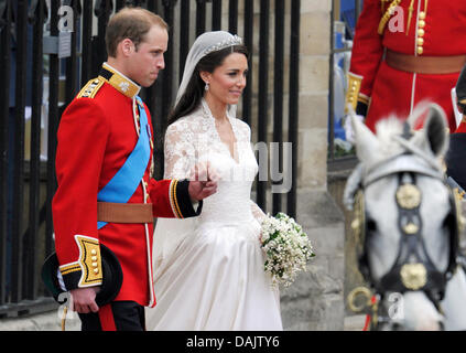 Prinz William und Prinzessin Catherine verlassen die Westminster Abbey nach ihrer Trauung in London, Großbritannien, 29. April 2011. Rund 1.900 Gäste folgten die königlichen Trauung von Prinz William und Kate Middleton in der Kirche. Foto: Boris Roessler dpa Stockfoto