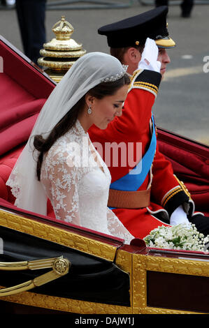 Prinzessin Catherine und Prinz William Fahrt in einer Pferdekutsche von Westminster Abbey zum Buckingham Palace in London, Großbritannien, 29. April 2011, nach ihrer Trauung. Rund 1.900 Gäste folgten die Trauung von Prinz William und Kate Middleton in der Kirche. Foto: Frank Mai dpa Stockfoto