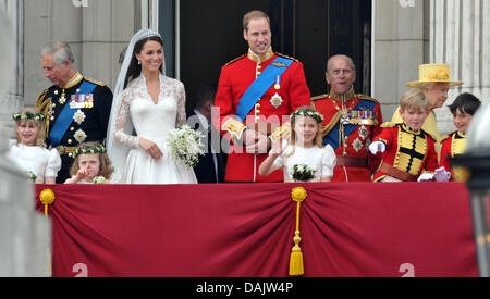 Das frisch vermählte Paar Prinzessin Catherine und Prinz William (beide C), Prinz Charles (L), Prinz Philip und Königin Elizabeth II. (R) gesehen auf dem Balkon des Buckingham Palace in London, Großbritannien, 29. April 2011, nach ihrer Trauung. Gäste aus der ganzen Welt wurden eingeladen, um die Hochzeit von Prinz William und Kate Middleton zu feiern. Foto: Peter Kneffel Stockfoto