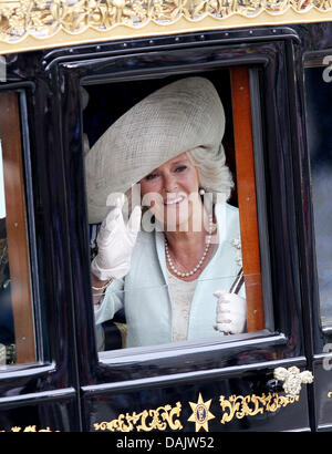 Camilla, Herzogin von Cornwall, verlässt Westminster Abbey in einer Pferdekutsche nach der Trauung von Prinz William und Prinzessin Catherine in London, Großbritannien, 29. April 2011. Rund 1.900 Gäste folgten die königlichen Trauung von Prinz William und Kate Middleton in der Kirche. Foto: Patrick van Katwijk Stockfoto