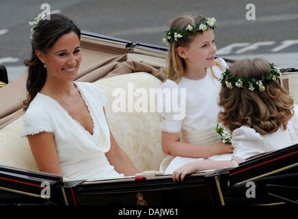 Die Schwester von Prinzessin Catherine und Pippa Middleton, die Brautjungfern, Margarita Armstrong-Jones (C) und Grace van Cutsem (R) Fahrt in einer Pferdekutsche von Westminster Abbey zum Buckingham Palace in London, Großbritannien, 29. April 2011, nach ihrer Trauung. Rund 1.900 Gäste folgten die Trauung von Prinz William und Kate Middleton in der Kirche. Foto Frank kann d Stockfoto