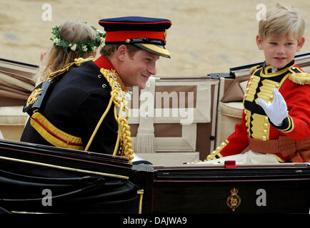 Prinz Harry und Seite junge William Lowther-Pinkerton Fahrt in einer Pferdekutsche von Westminster Abbey zum Buckingham Palace in London, Großbritannien, 29. April 2011, nach ihrer Trauung. Rund 1.900 Gäste folgten die Trauung von Prinz William und Kate Middleton in der Kirche. Foto Frank Mai dpa Stockfoto