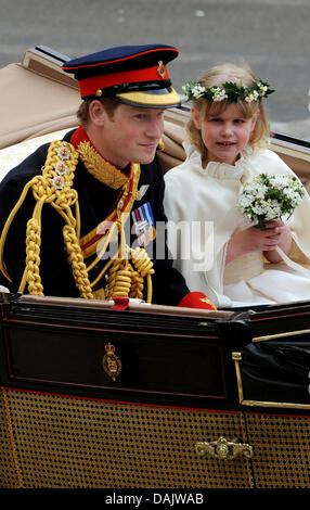 Prinz Harry und Brautjungfern Lady Louise Windsor Fahrt in einer Pferdekutsche von Westminster Abbey zum Buckingham Palace in London, Großbritannien, 29. April 2011, nach ihrer Trauung. Rund 1.900 Gäste folgten die Trauung von Prinz William und Kate Middleton in der Kirche. Foto Frank Mai dpa Stockfoto