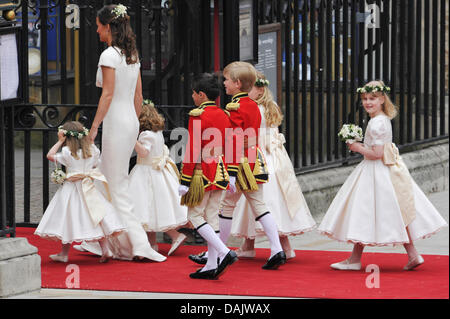 Die Braut die Schwester Pippa Middleton mit Brautjungfern Eliza Lopes, Grace van Cutsem, Margarita Armstrong-Jones und Lady Louise Windsor (R) und die Seite jungen Tom Pettifer und William Lowther-Pinkerton in der Westminster Abbey für die Hochzeit von Prinz William und Kate Middleton in London, Großbritannien, 29. April 2011 kommt. Rund 1.900 Gäste wurden eingeladen, die königliche marriag Stockfoto