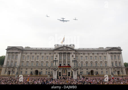 Ein Guard Of Honour der Royal Airforce überfliegen Buckingham Palace in London, Großbritannien, 29. April 2011, nach der Trauung von Prinzessin Catherine und Prinz William. Gäste aus der ganzen Welt wurden eingeladen, um die Hochzeit von Prinz William und Kate Middleton zu feiern. Foto: Kay Nietfeld dpa Stockfoto