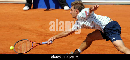 Der deutsche Tennisprofi Florian Mayer trifft eine Vorhand während sein Viertelfinalspiel mit seinem Landsmann Philipp Petzschner auf der ATP-Tennis-Turnier in München, 30. April 2011. Mayer gewann 6:3, 6:4. Foto: Andreas Gebert Stockfoto