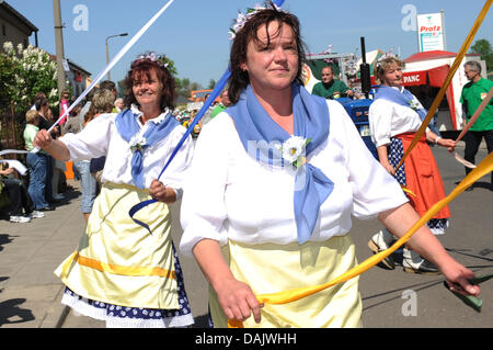 Parade Teilnehmer fahren durch die Stadt bei der Eröffnung des 132. Blossom Time Festival in Werder, Deutschland, 30. April 2010. Das diesjährige Blüte ist bereits geschehen, aber das Festival musste eine Woche später, wegen der späten Osterfeiertage in diesem Jahr stattfinden. Foto: Britta Pedersen Stockfoto