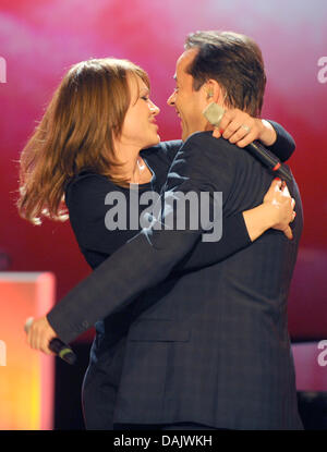 Der Deutsche Schauspieler Und Sänger Jan Josef Liefers Und Seine Frau Und Sängerin Anna Loos Stehen bin Samstag (30.04.2011) Bei der Letzten Regulären Ausgabe der ZDF-Fernsehsendung "Wetten, dass...?" in Offenburg (Ortenaukreis) Zusammen Auf der Bühne. Es ist sterben 195. Ausgabe der Show, sterben Im Februar 30 Jahre Alt Geworden ist. Foto: Patrick Seeger Dpa/lsw Stockfoto