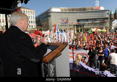 Vorsitzender des Deutschen Gewerkschaftsbundes (DGB) Michael Sommer spricht über die DGB-Demonstration in Kassel, Deutschland, 1. Mai 2011. Millionen von Menschen nahmen an der Demonstration., unter dem Motto "das ist das Mindeste! Faire Löhne, gute Arbeitsplätze, soziale Sicherheit ". Foto: UWE ZUCCHI Stockfoto