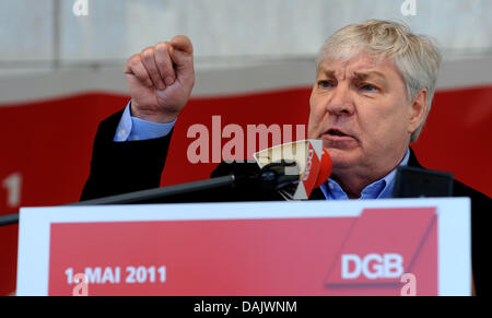 Vorsitzender des Deutschen Gewerkschaftsbundes (DGB) Michael Sommer spricht bei der DGB-Dedmonstration in Kassel, Deutschland, 1. Mai 2011. Millionen von Menschen nahmen an der Demonstration., unter dem Motto "das ist das Mindeste! Faire Löhne, gute Arbeitsplätze, soziale Sicherheit ". Foto: UWE ZUCCHI Stockfoto