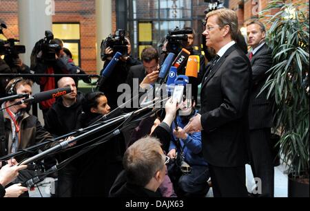 Außenminister Guido Westerwelle kommentiert die Ermordung von Al-Qaida-Chef Osama Bin Laden in Berlin, Deutschland, 2. Mai 2011. Spezialeinheiten der USA töteten Bin Laden in Pakistan. Westerwelle schätzt Mord an Bin Laden. FOTO: MAURIZIO GAMBARINI Stockfoto